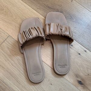 ✨ Abercrombie & Fitch Tan Ruched Slide Sandals✨